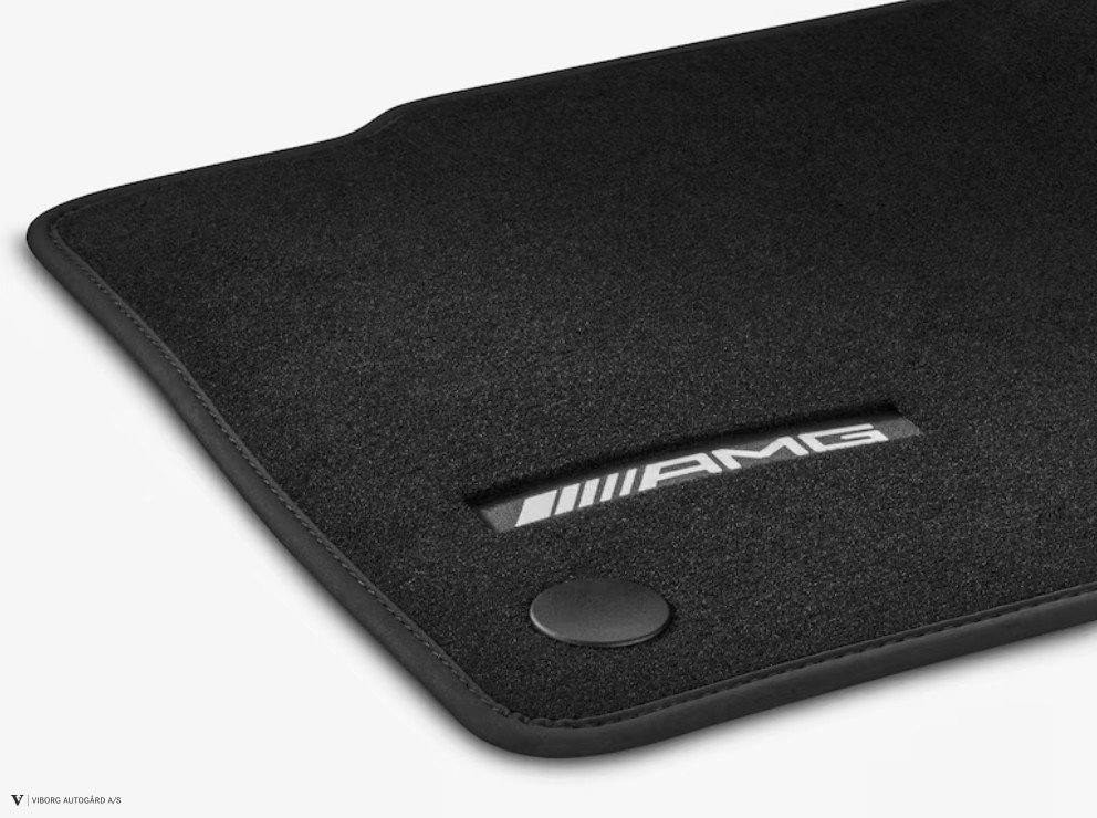 S�t med 4 AMG velour-gulvm�tter med v�vet AMG‑logo